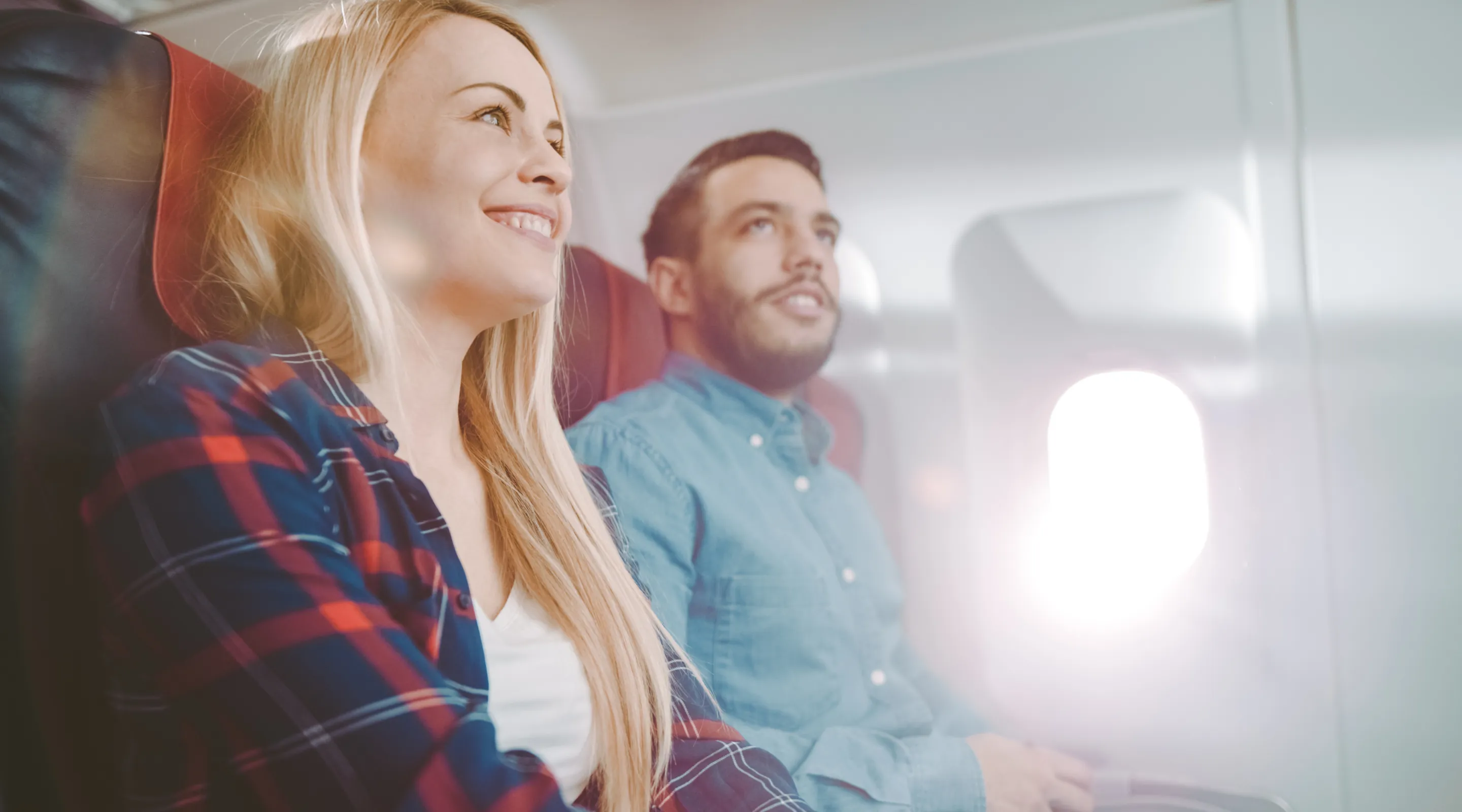 Paar sitzt in einer Flugzeugkabine