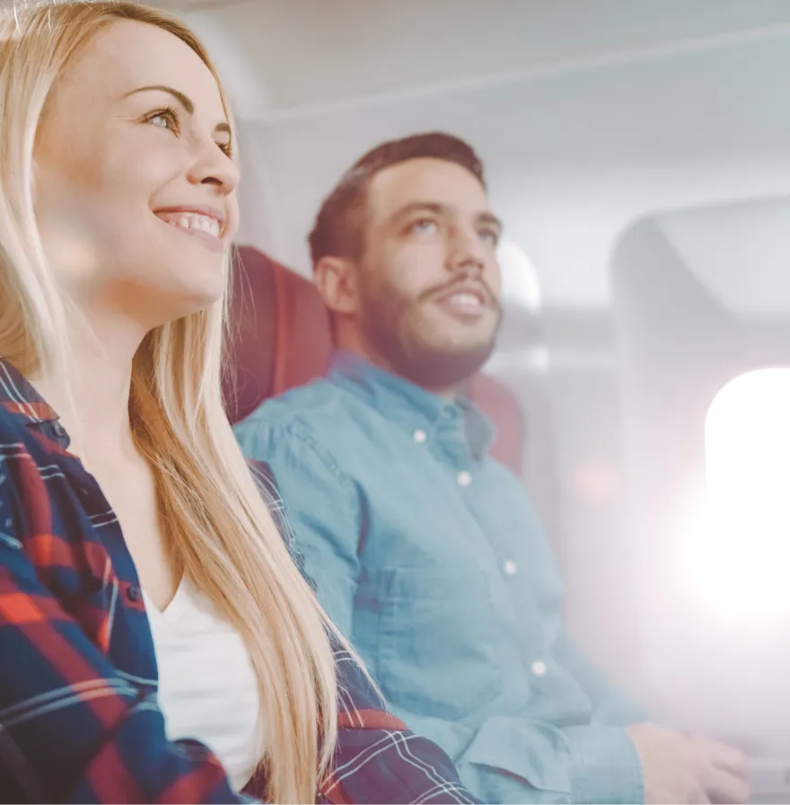 Couple assis dans une cabine d'avion