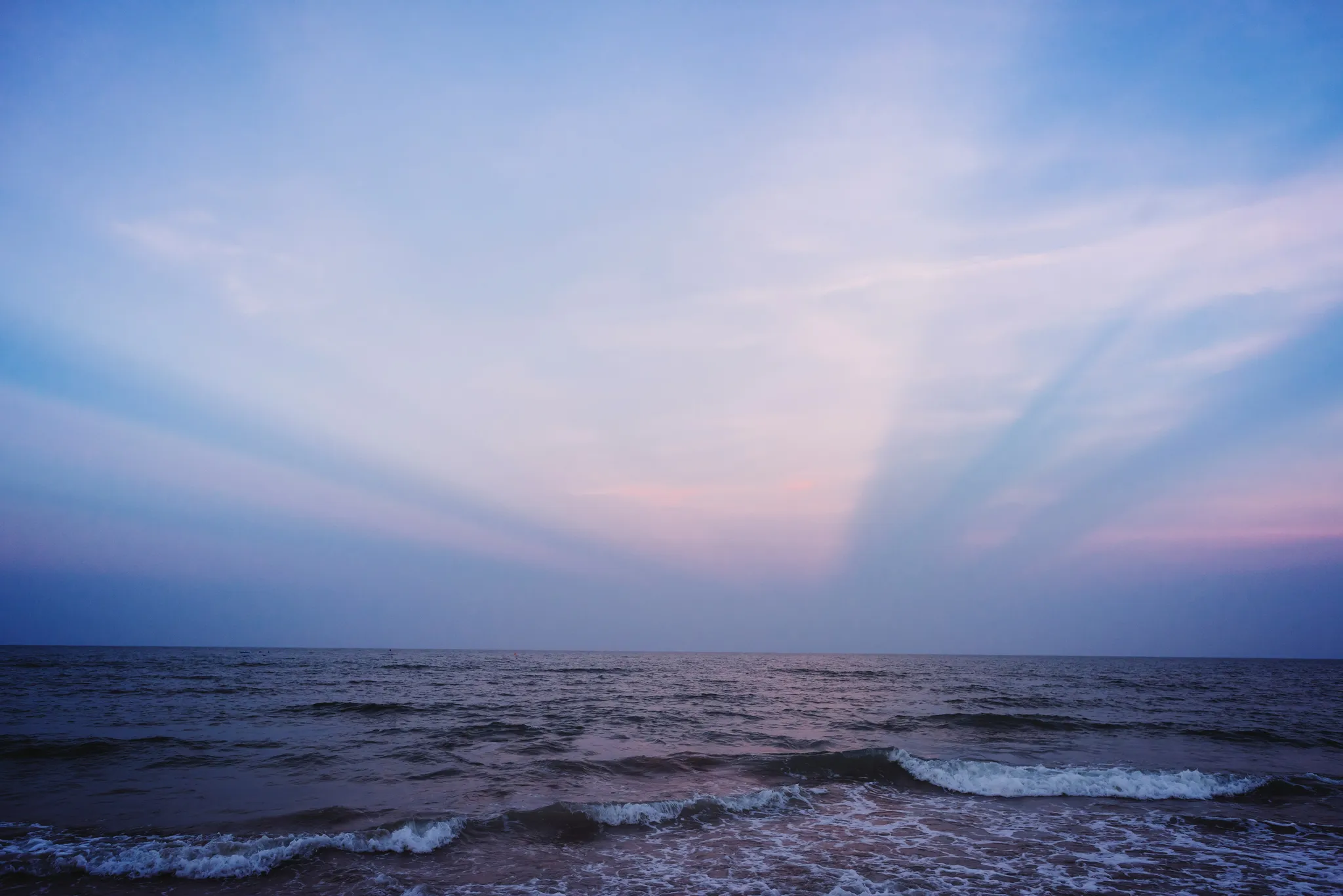 Atardecer tranquilo sobre el mar