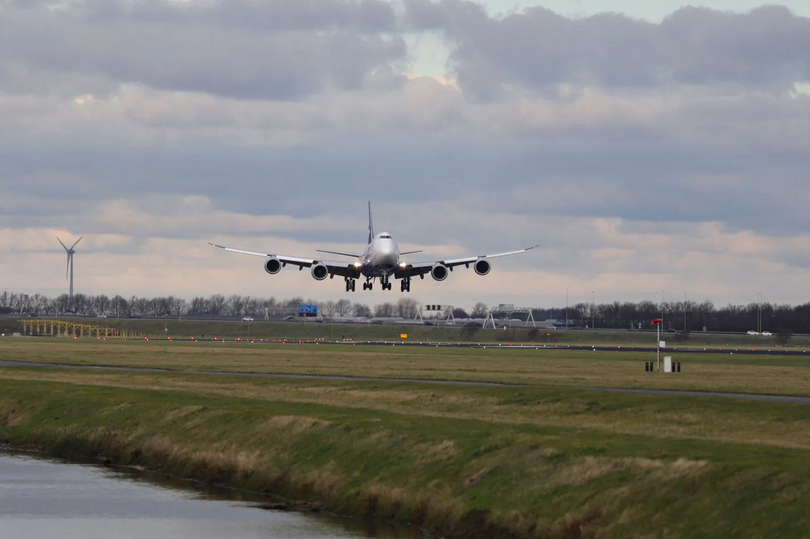 Why Did the Plane Come In Sideways? A Pilot Explains Crosswind Landings