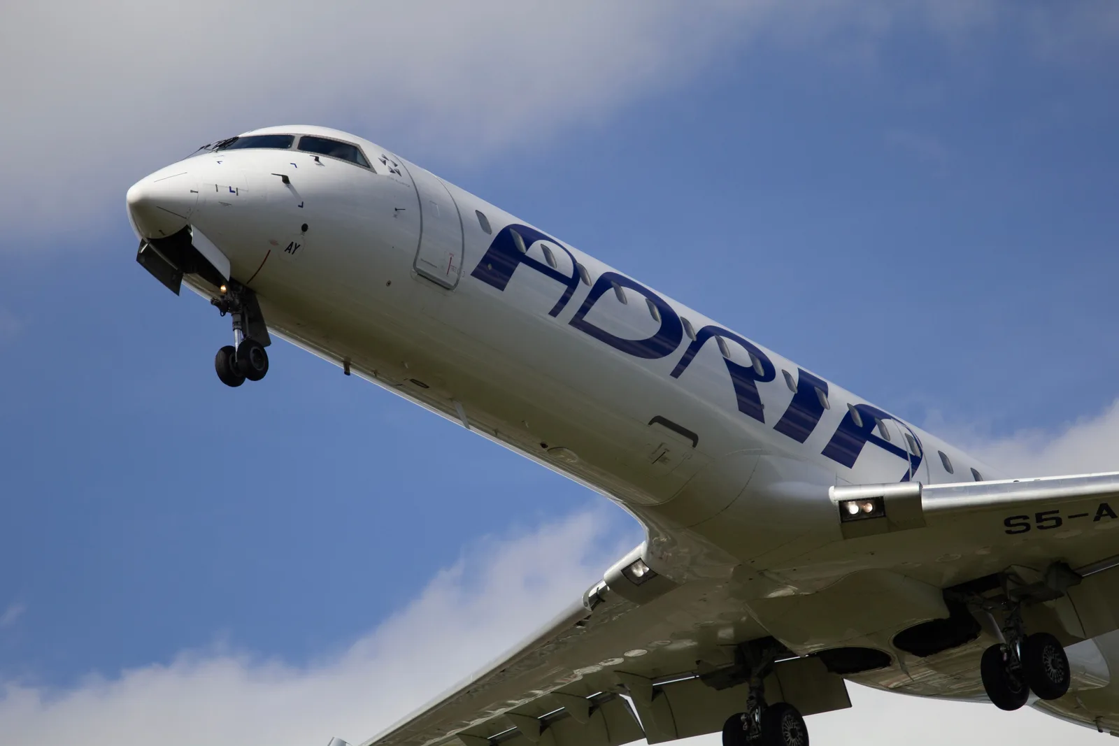 Why Did the Plane Climb Away Instead of Landing? A Pilot Explains the Go-Around